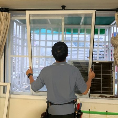 民輝門窗李師傅在進行氣密窗修理與安裝，用氣密性、水密性更好的窗戶擋住戶外的風風雨雨、雜音